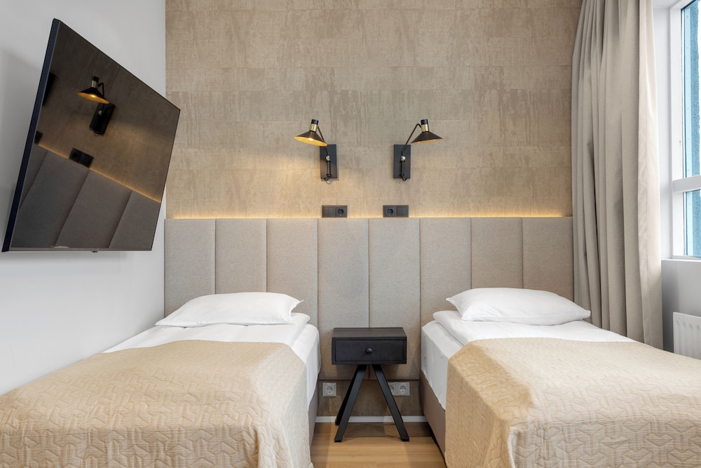 Habitación triple económica, baño privado del hotel Alva Brautarholt. Foto 1