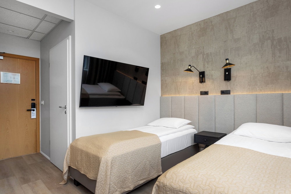 Habitación triple económica, baño privado del hotel Alva Brautarholt. Foto 3