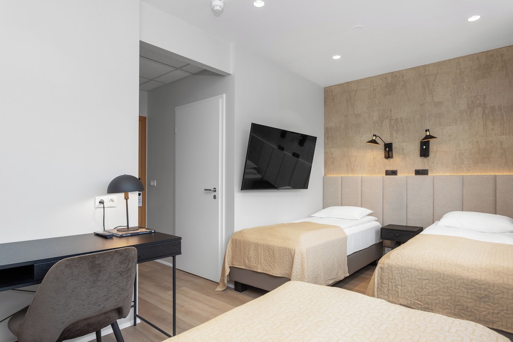 Habitación triple económica, baño privado del hotel Alva Brautarholt. Foto 4