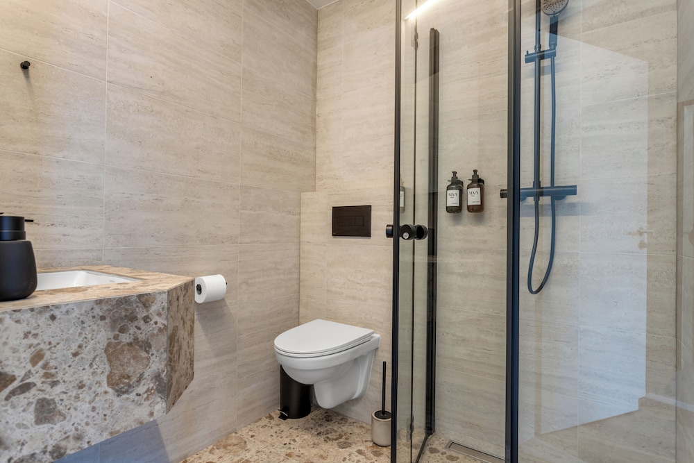 Habitación triple económica, baño privado del hotel Alva Brautarholt. Foto 5