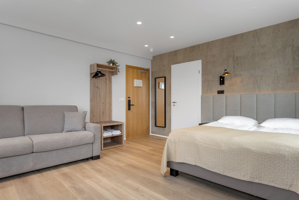 Habitación cuádruple Deluxe, baño privado del hotel Alva Brautarholt. Foto 1