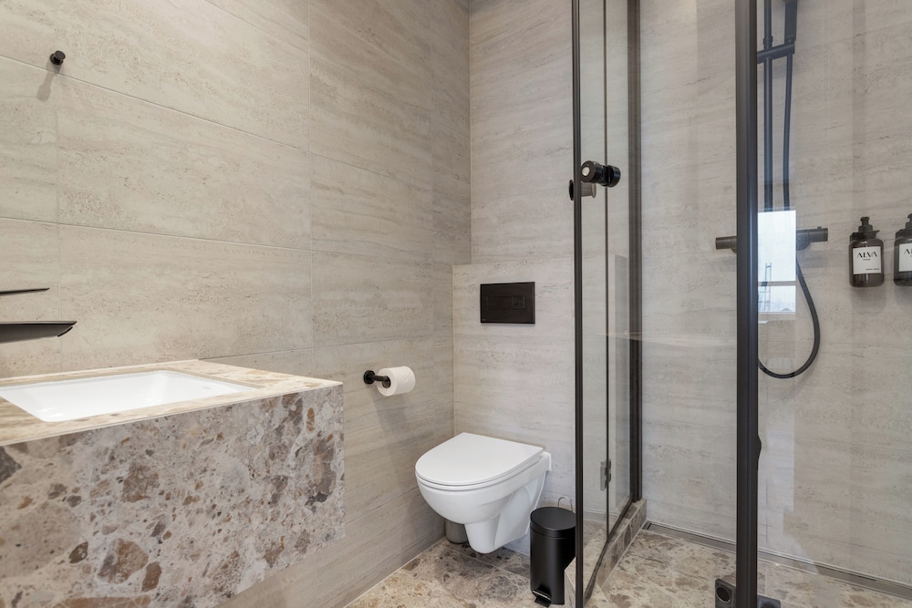 Habitación cuádruple Deluxe, baño privado del hotel Alva Brautarholt. Foto 6