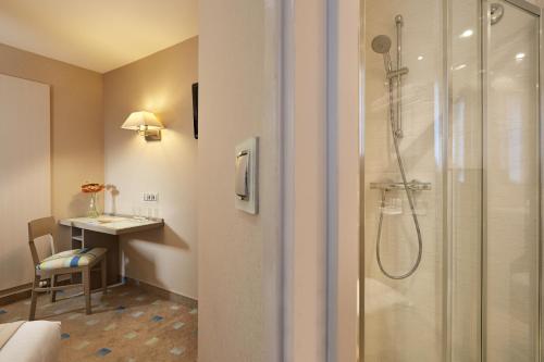 Habitación Doble con ducha del hotel Alizé Grenelle Tour Eiffel. Foto 4