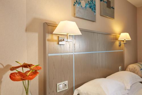 Habitación Doble con bañera del hotel Alizé Grenelle Tour Eiffel. Foto 3