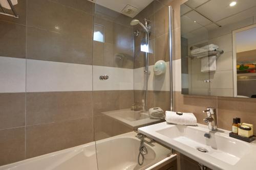 Habitación Doble con bañera del hotel BEAUGRENELLE ST CHARLES. Foto 5