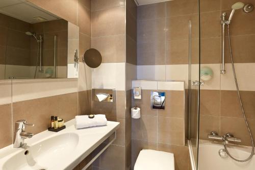 Habitación Doble con bañera del hotel BEAUGRENELLE ST CHARLES. Foto 7