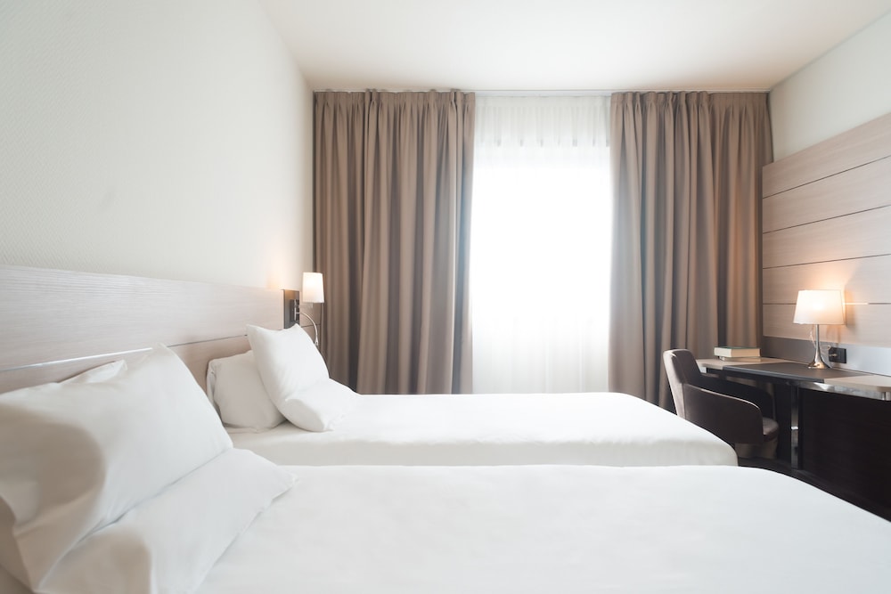 Habitación de categoría superior con dos camas individuales del hotel Novotel Brescia 2. Foto 2