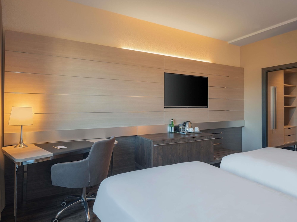 Habitación de categoría superior con dos camas individuales del hotel Novotel Brescia 2. Foto 5