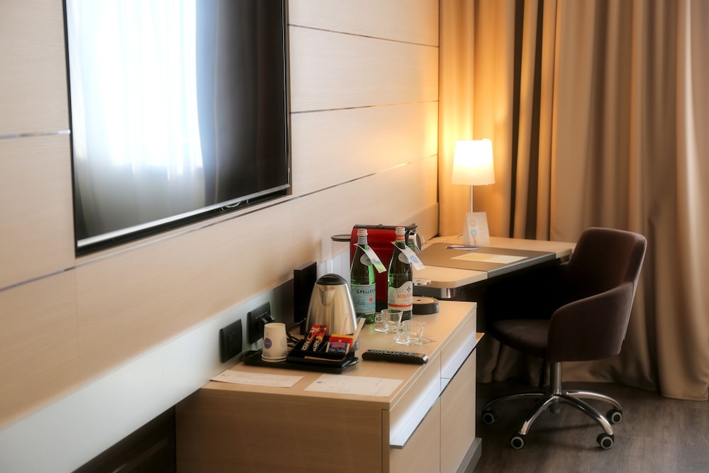 Habitación de categoría superior con dos camas individuales del hotel Novotel Brescia 2. Foto 6