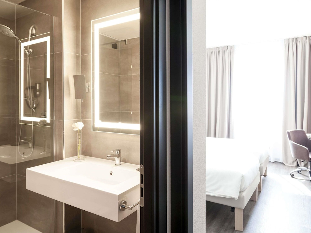 Habitación de categoría superior con dos camas individuales del hotel Novotel Brescia 2. Foto 10