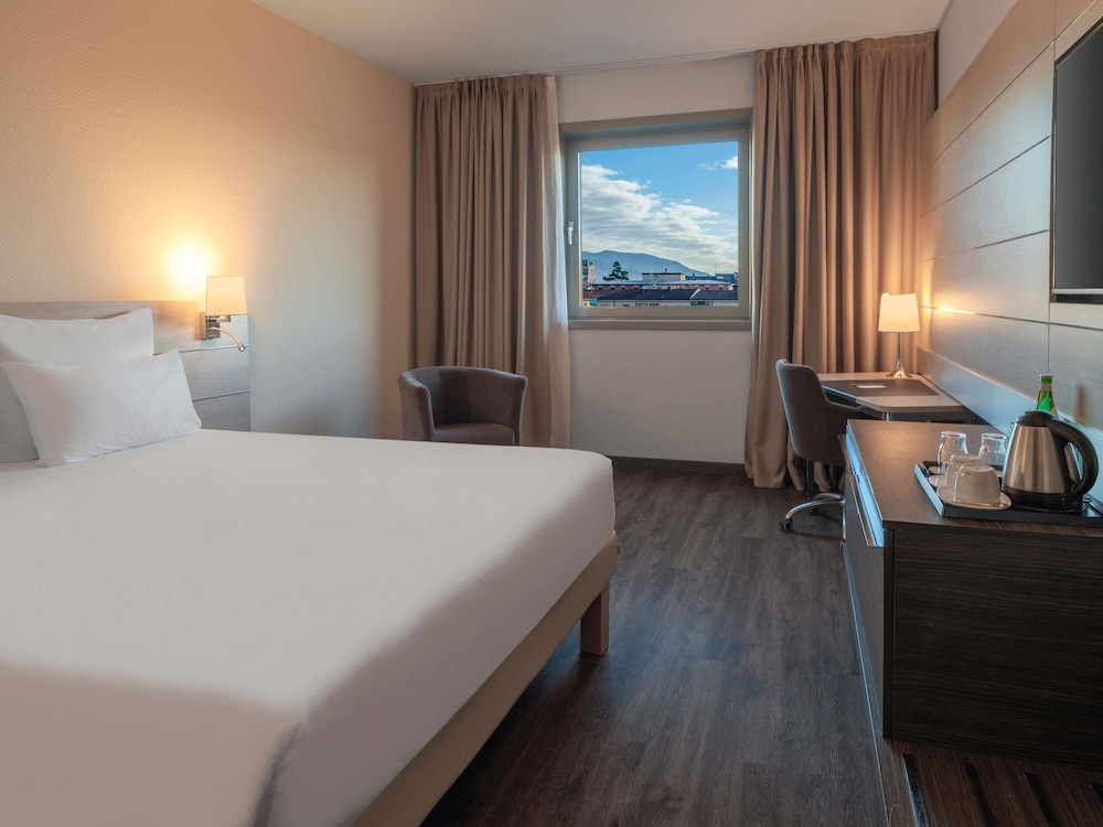 Habitación de categoría superior con cama doble del hotel Novotel Brescia 2. Foto 4