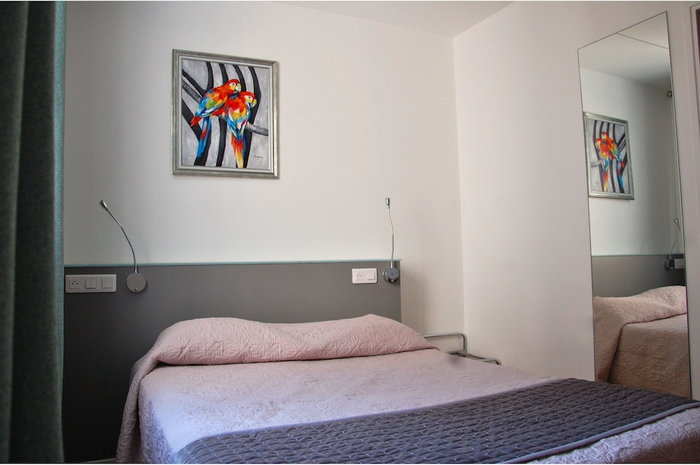 Habitación Individual del hotel Jean Bart. Foto 1