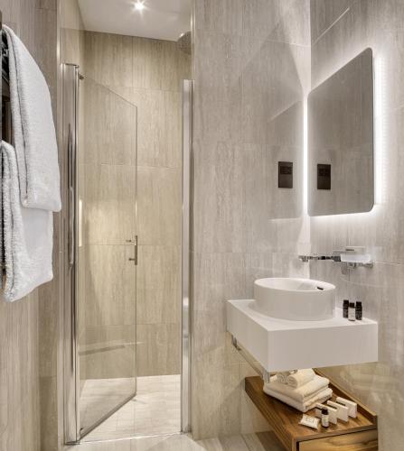 Lower Ground Deluxe Club Room del hotel The Queen's Gate. Foto 1