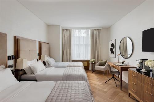 Habitación Triple Deluxe del hotel The Queen's Gate. Foto 1