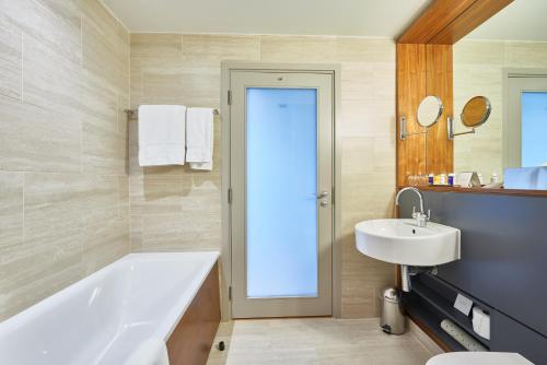 Habitación City - Cama extragrande del hotel Apex City Of London. Foto 2