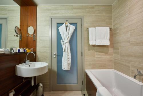 Habitación Deluxe con cama extragrande del hotel Apex City Of London. Foto 2