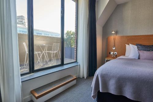 Habitación doble deluxe con cama grande y balcón del hotel Apex City Of London. Foto 1