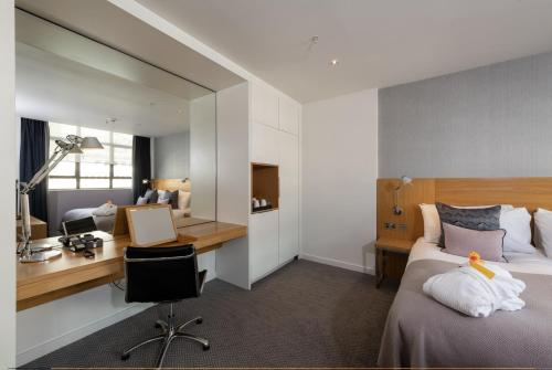 Habitación Triple Deluxe del hotel Apex City Of London. Foto 2