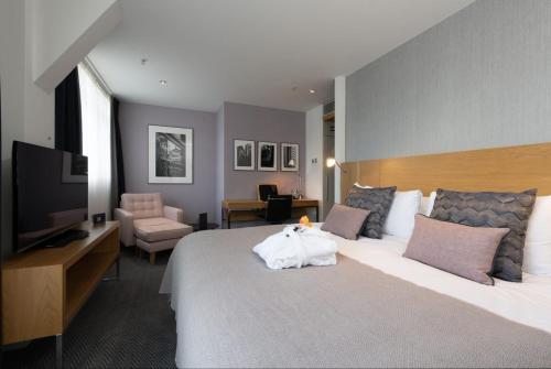 Habitación doble deluxe con cama grande y balcón del hotel Apex City Of London. Foto 2