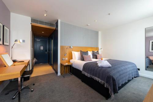 Habitación Deluxe con cama extragrande del hotel Apex City Of London. Foto 4