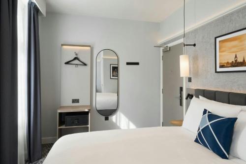 Habitación Superior con cama extragrande del hotel Comfort Inn London - Westminster. Foto 1