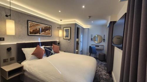 Habitación Superior con cama extragrande del hotel Comfort Inn London - Westminster. Foto 4