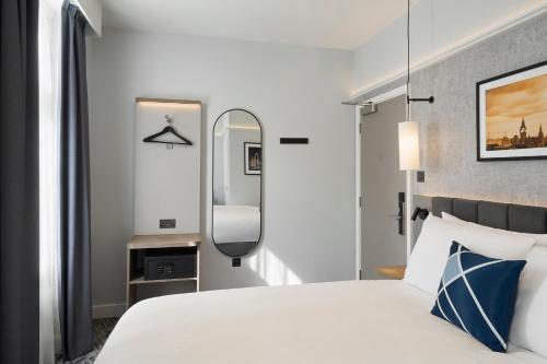 Habitación Superior con cama extragrande del hotel Comfort Inn London - Westminster. Foto 9