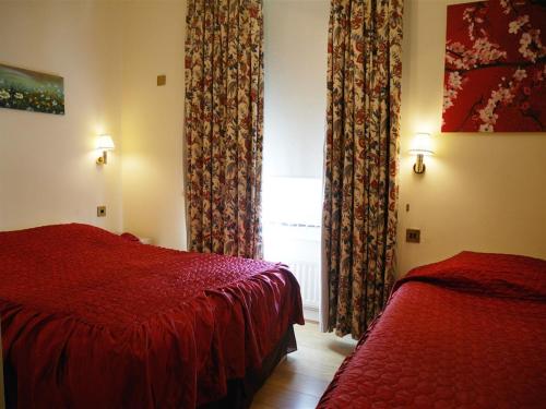 Habitación Triple Estándar del hotel Gresham. Foto 3