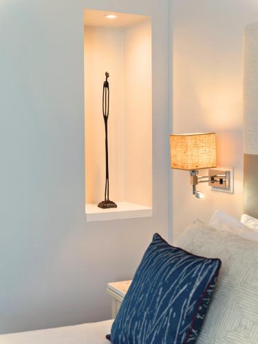 Habitación Superior con cama extragrande del hotel London Bridge. Foto 1