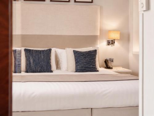 Habitación Superior con cama extragrande del hotel London Bridge. Foto 4