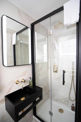 Habitación Doble Deluxe con ducha del hotel Three Falcons. Foto 30