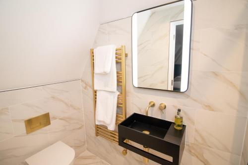 Habitación Doble Deluxe con ducha del hotel Three Falcons. Foto 36
