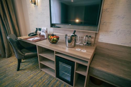 Habitación Deluxe con cama extragrande del hotel Courthouse Hotel London. Foto 6