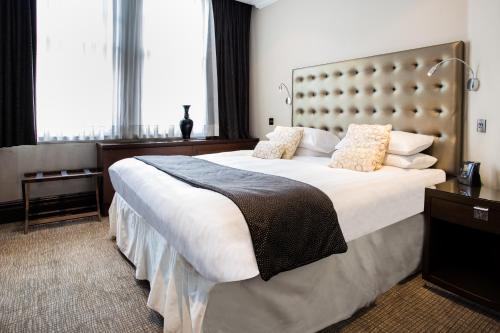 Suite Doble Magistrate con cama extragrande del hotel Courthouse Hotel London. Foto 5