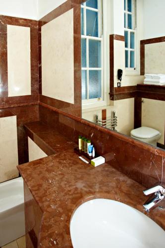 Suite Doble Magistrate con cama extragrande del hotel Courthouse Hotel London. Foto 9