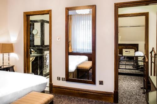 Suite Doble Magistrate con cama extragrande del hotel Courthouse Hotel London. Foto 10
