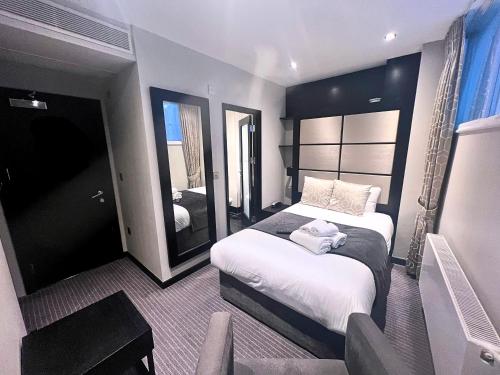 Habitación Doble Económica del hotel Great St Helen. Foto 6