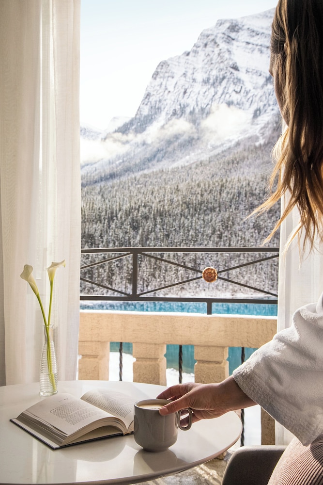 Habitación Deluxe, 1 cama de matrimonio grande, vistas al lago del hotel Fairmont Chateau Lake Louise. Foto 5