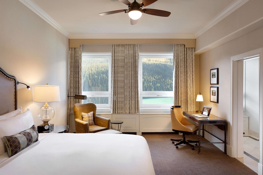 Habitación Deluxe, 1 cama de matrimonio grande, vistas al lago del hotel Fairmont Chateau Lake Louise. Foto 8