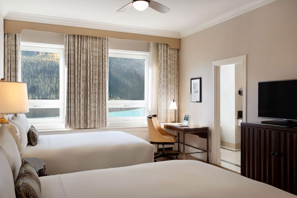 Habitación Deluxe, 2 camas de matrimonio, vistas al lago del hotel Fairmont Chateau Lake Louise. Foto 1