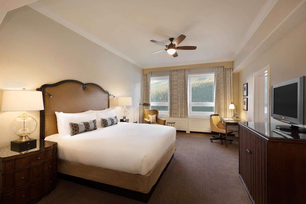 Habitación Deluxe, 1 cama de matrimonio grande del hotel Fairmont Chateau Lake Louise. Foto 1