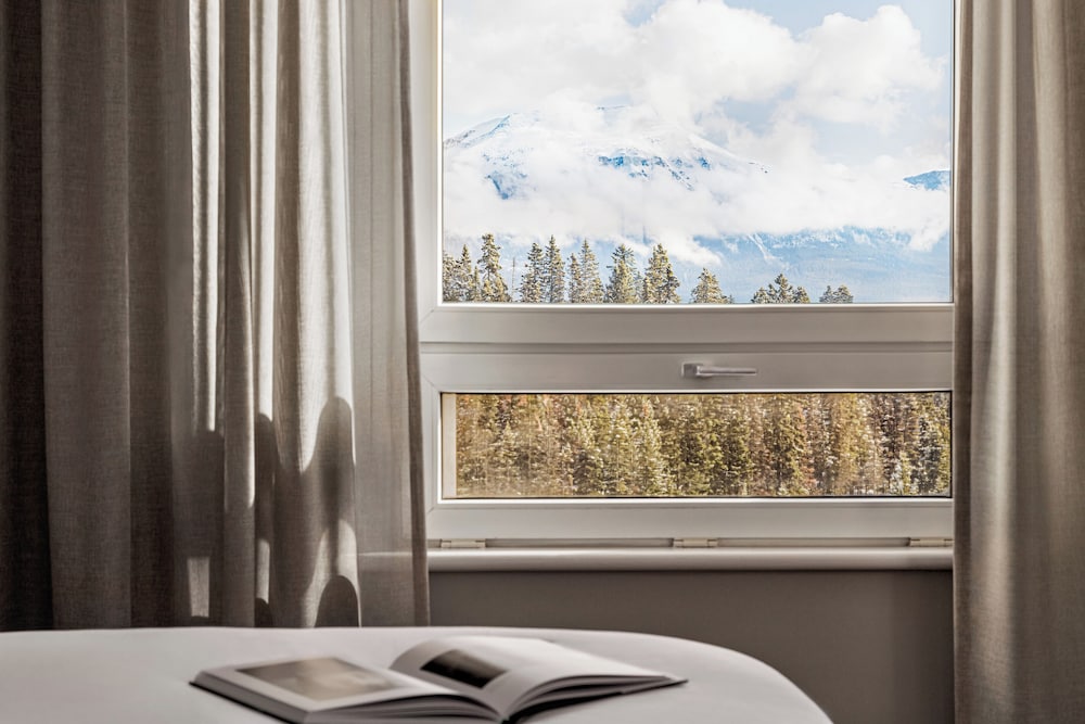 Habitación Deluxe, 1 cama de matrimonio grande del hotel Fairmont Chateau Lake Louise. Foto 6