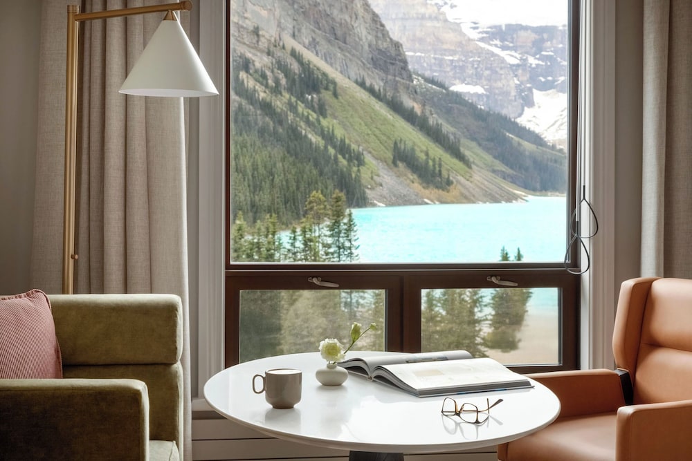 Habitación Deluxe, 1 cama de matrimonio grande, barras de apoyo en la bañera (Mount Temple) del hotel Fairmont Chateau Lake Louise. Foto 1