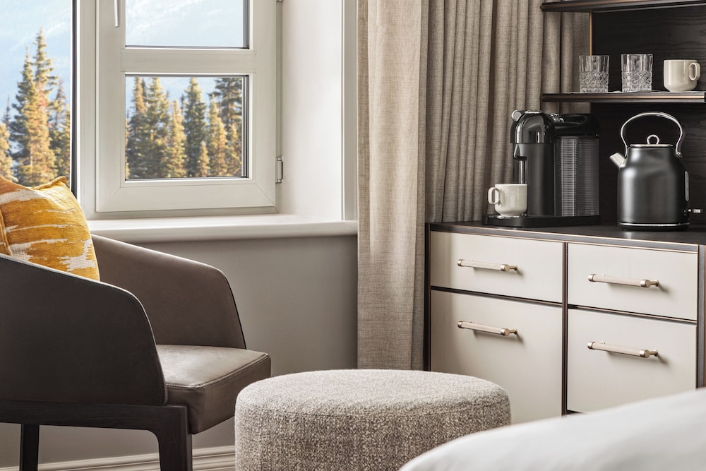 Habitación Deluxe, 1 cama de matrimonio grande, ducha adaptada del hotel Fairmont Chateau Lake Louise. Foto 1