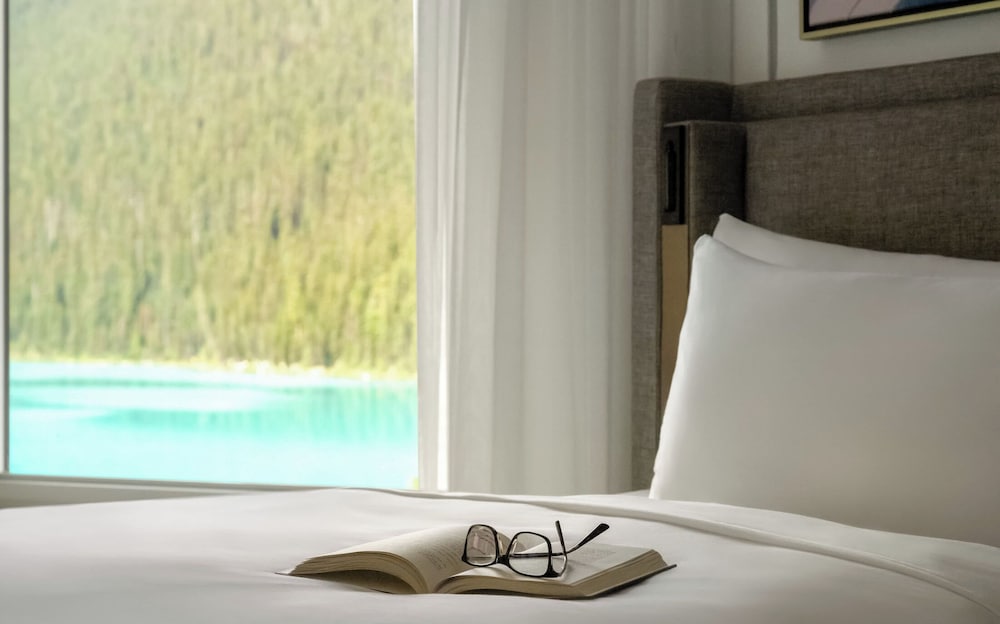 Suite junior, 2 camas de matrimonio, vistas al lago del hotel Fairmont Chateau Lake Louise. Foto 1