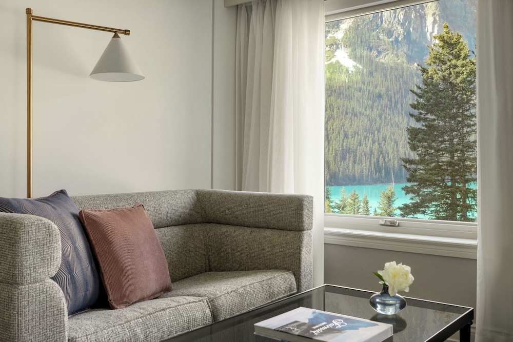 Suite junior, 2 camas de matrimonio, vistas al lago del hotel Fairmont Chateau Lake Louise. Foto 2