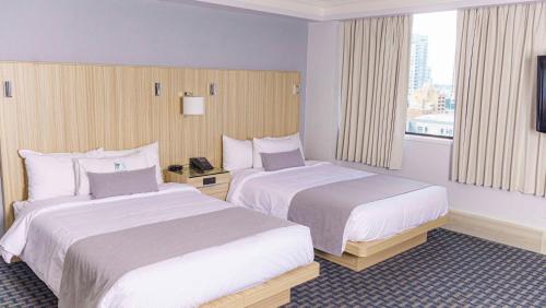 Estudio Superior del hotel Century Plaza. Foto 2