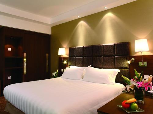 Habitación Deluxe - cama extragrande del hotel Beijing Peace. Foto 1