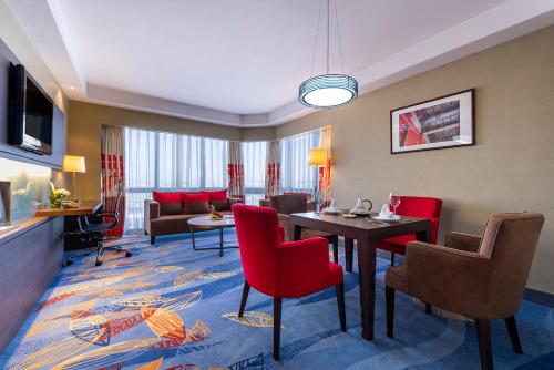 Suite Premier con cama extragrande del hotel Beijing Peace. Foto 1