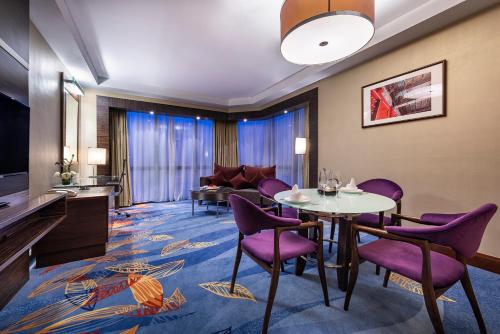 Suite Premier con cama extragrande del hotel Beijing Peace. Foto 2